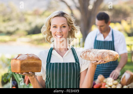 Lächelnd Bauer Frau halten Brot Stockfoto