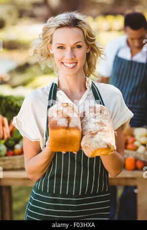 Lächelnd Bauer Frau halten Brot Stockfoto