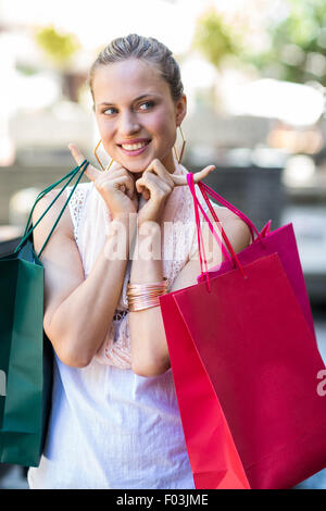 Glückliche Frau Holding Shopping bags Stockfoto