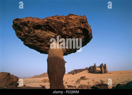 Tschad - Ennedi Massif, Umgebung von Guelta d'Archei. Pilz geformten Felsformationen. Stockfoto