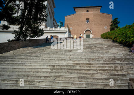 Treppe zur Kirche Santa Maria in Aracoeli. Kirche befindet sich hinter dem Vittorio Emmanuel II Monument. Rom Italien Stockfoto