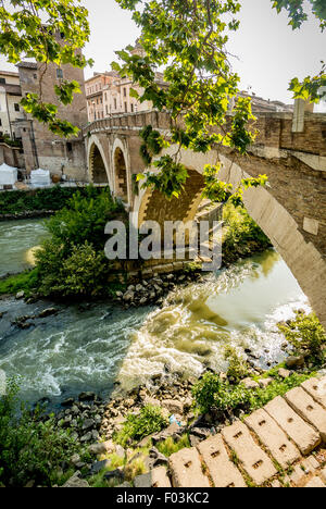 Ponte Fabricio oder der Pons Fabricius oder Ponte dei Quattro. Antike römische Brücke über den Fluss Tiber. Rom, Italien. Stockfoto