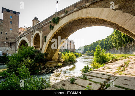 Ponte Fabricio oder der Pons Fabricius oder Ponte dei Quattro. Antike römische Brücke über den Fluss Tiber. Rom, Italien. Stockfoto