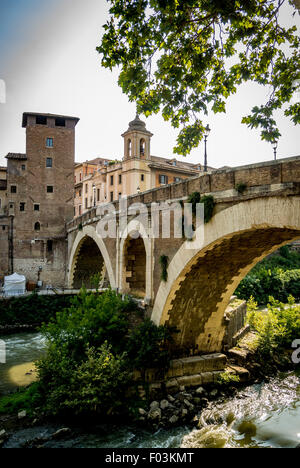 Ponte Fabricio oder der Pons Fabricius oder Ponte dei Quattro. Antike römische Brücke über den Fluss Tiber. Rom, Italien. Stockfoto