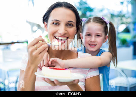 Essen einen Stück Kuchen mit ihrer Tochter Mutter Stockfoto