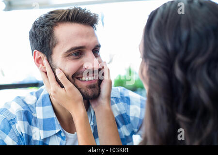 Süßes Paar berühren ihre Gesichter Stockfoto