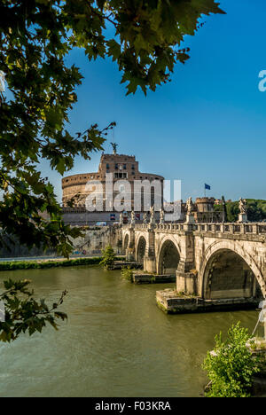 Castel sant'Angelo am Ufer des Tiber. Der Zugang erfolgt über die ponte sant'angelo. Rom, Italien. Stockfoto