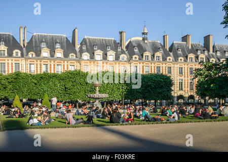 LA PLACE DE VOSGES, PARIS, FRANKREICH - CA. 2009. Der Place des Vosges ist der älteste geplanten Platz in Paris und eine der schönsten Stockfoto