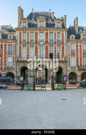 PLACE DES VOSGES, PARIS, FRANKREICH - CA. 2009. Der Place des Vosges ist der älteste geplanten Platz in Paris und eine der schönsten Stockfoto