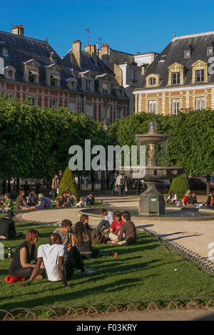 PLACE DES VOSGES, PARIS, FRANKREICH - CA. 2009. Der Place des Vosges ist der älteste geplanten Platz in Paris und eine der schönsten Stockfoto