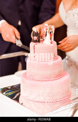 Multi Level rosa Hochzeitstorte. Stockfoto