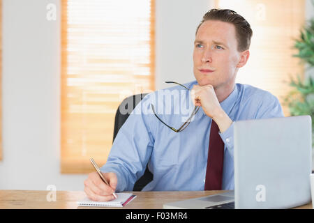 Konzentrierte sich Geschäftsmann sitzt an seinem Schreibtisch Stockfoto