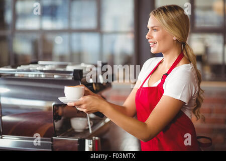 Hübsche Barista Übergabe einer Tasse Kaffee Stockfoto