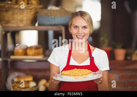 Hübsche Kellnerin Halteplatte Kuchen Stockfoto