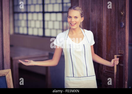 Blonde Kellnerin freundlich lächelnd Stockfoto