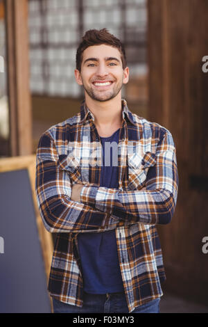 Lächelnd lässige Kellner mit Arme gekreuzt Stockfoto