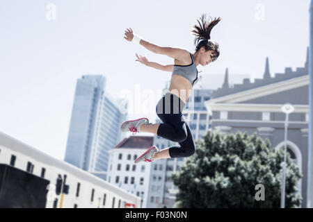 Frau macht Parkour in der Stadt Stockfoto