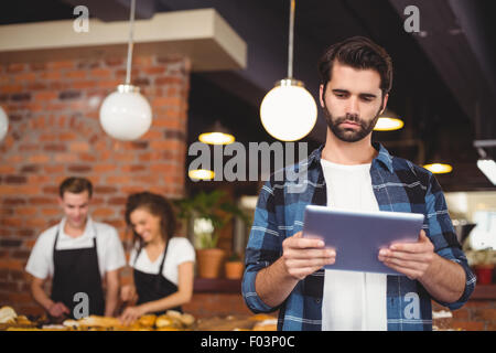 Hipster mit Tablet vor arbeiten Barista konzentriert Stockfoto