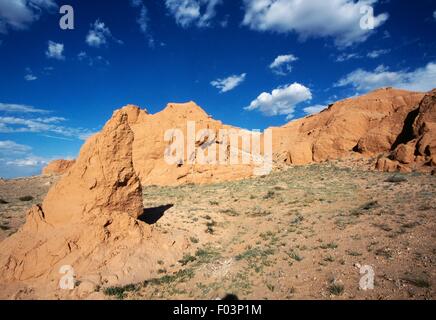 Der Flaming Cliffs oder Bayanzag, Region der Wüste Gobi, in denen bedeutende fossile Funde vorgenommen wurden, Mongolei. Stockfoto