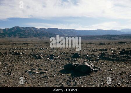 Unna Nekropole (Xiongnu), See Orog Nuur Bezirk, Gobi Wüste, mit dem Altai-Gebirge im Hintergrund, Mongolei. Stockfoto