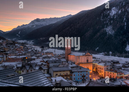 Italien, Lombardei, Rätischen Alpen, Camonica-Tal, Regionalpark Adamello Berge und Temù-Ponte di Legno Skigebiet von Vezza Stockfoto