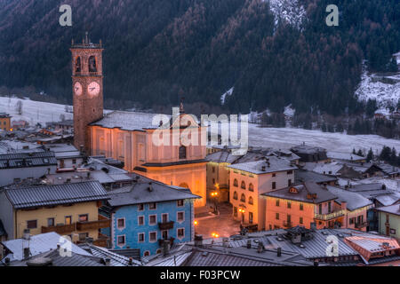 Italien, Lombardei, Rätischen Alpen, Camonica-Tal, Regionalpark Adamello Berge und Temù-Ponte di Legno Skigebiet von Vezza Stockfoto