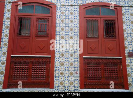 Fassade des Gebäudes verziert mit Azulejos im historischen Zentrum von Sao Luis (UNESCO-Welterbe, 1997), Bundesstaat Maranhao, Brasilien. Stockfoto