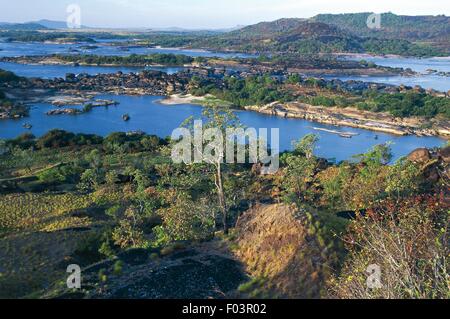 Venezuela - Guayana - Amazonas - Puerto Ayacucho. Blick auf Raudales Atures, die Stromschnellen, die Orinoco Flussschifffahrt von Cerro El Zamuro blockieren. Stockfoto