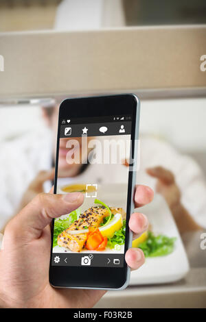 Zusammengesetztes Bild von Hand mit smartphone Stockfoto