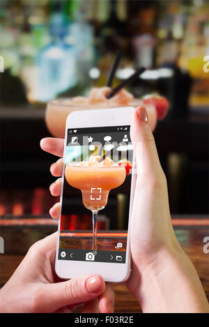 Zusammengesetztes Bild von Hand mit smartphone Stockfoto