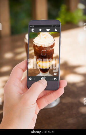 Zusammengesetztes Bild von weiblicher Hand, die eine smartphone Stockfoto