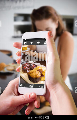 Zusammengesetztes Bild von Hand mit smartphone Stockfoto