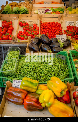 Frisches Gemüse Stall am Campo de' Fiori Outdoor-Lebensmittelmarkt in Rom, Italien. Stockfoto