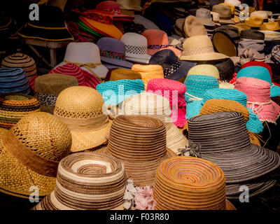 Stall verkaufen Stroh Damenhüte am Campo de' Fiori Outdoor-Lebensmittelmarkt in Rom, Italien. Stockfoto
