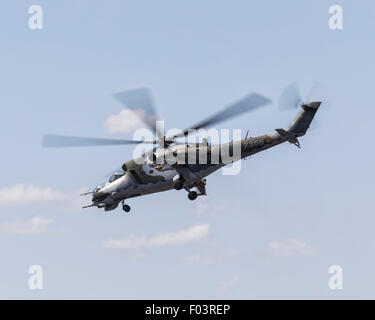 Mil Mi-24 Kampfhubschrauber Kampfhubschrauber fliegen in 2015 Royal International Air Tattoo Stockfoto