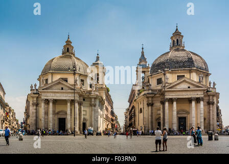 Die "Twin" Kirchen Santa Maria di Montesanto (links) und Santa Maria dei Miracoli (rechts), gesehen von der Piazza del Popolo. Rom, Stockfoto