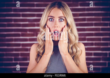 Schöne blonde Frau, schockiert Stockfoto