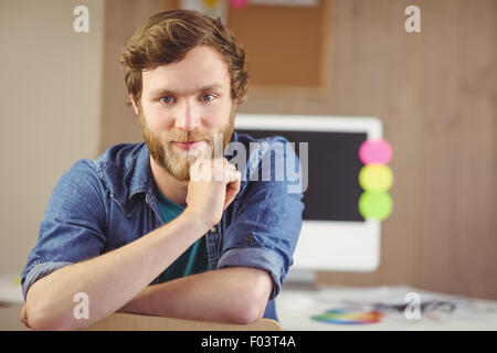 Bärtige Hipster lächelnd in die Kamera Stockfoto