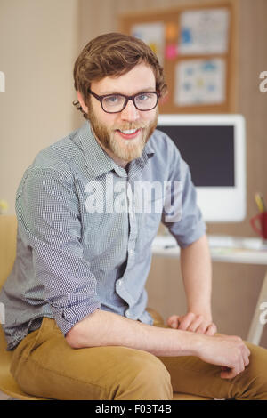 Bärtige Hipster lächelnd in die Kamera Stockfoto