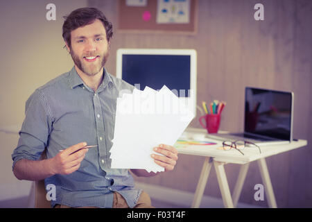 Bärtige Hipster lächelnd in die Kamera hält Notizen Stockfoto