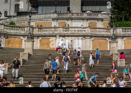 Touristen auf die spanische Treppe, Rom. Italien Stockfoto