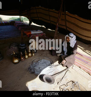 Mann in einem Beduinenzelt in der Judäischen Wüste, Israel. Stockfoto