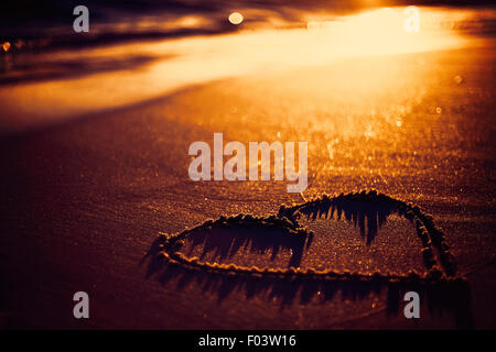 ein Herz in den Sand gezeichnet Stockfoto