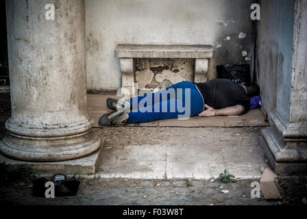 Obdachloser schlafen in der Borghese-Gärten. Rom. Italien Stockfoto