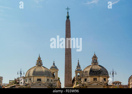 Ein ägyptischer Obelisk Ramses II von Heliopolis steht in der Mitte der Piazza del Popolo, Rom, Italien. Stockfoto