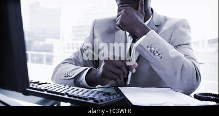 Ernsthafte Unternehmer während der Arbeit mit einem computer Stockfoto