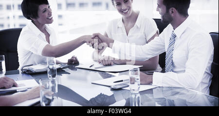 Führungskräften Händeschütteln nach einem Geschäftstermin Stockfoto