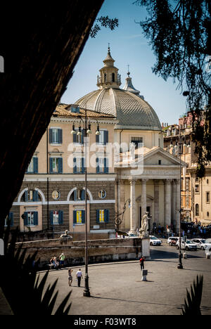 Santa Maria dei Miracoli Kirche auf der Piazza del Popolo geschossen von der Treppe zu Pincio Terrasse. Rom, Italien. Stockfoto