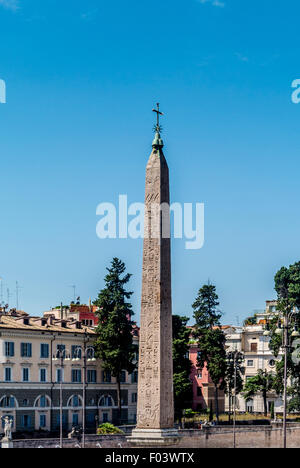 Ein ägyptischer Obelisk Ramses II von Heliopolis steht im Zentrum der Piazza del Popolo. Stockfoto