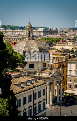 Santa Maria dei Miracoli eine der zwei Kirchen auf der Piazza del Popolo. Rom, Italien. Stockfoto